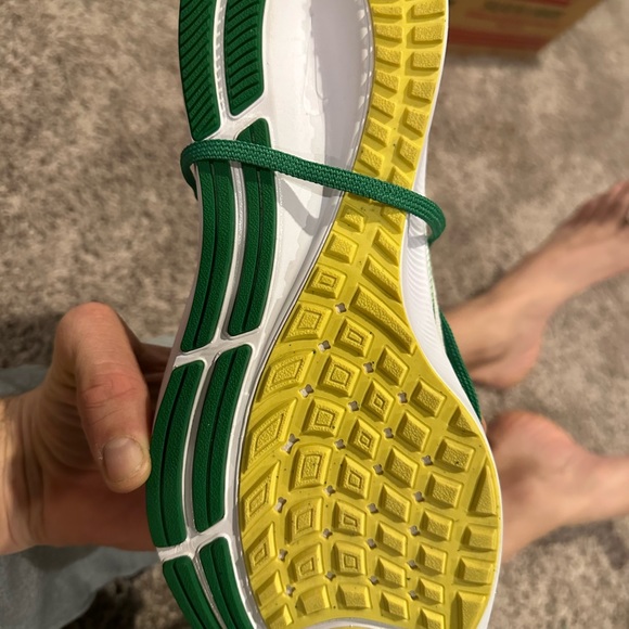 Nike Pegasus 37 Oregon Ducks running shoe. Size 12 men’s - Picture 4 of 6